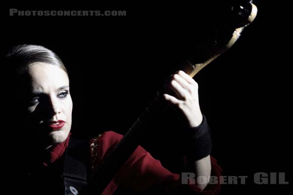 ANNA CALVI - 2011-11-07 - PARIS - Olympia - 